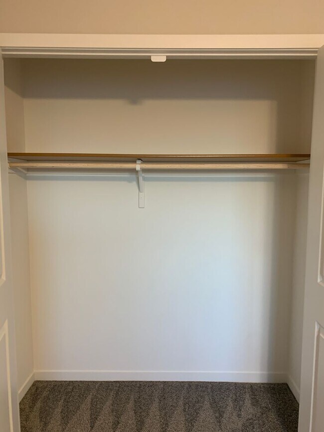 Building Photo - Spacious 2-Story with 3 bedrooms/2.5 bathrooms off N 27th and I-80