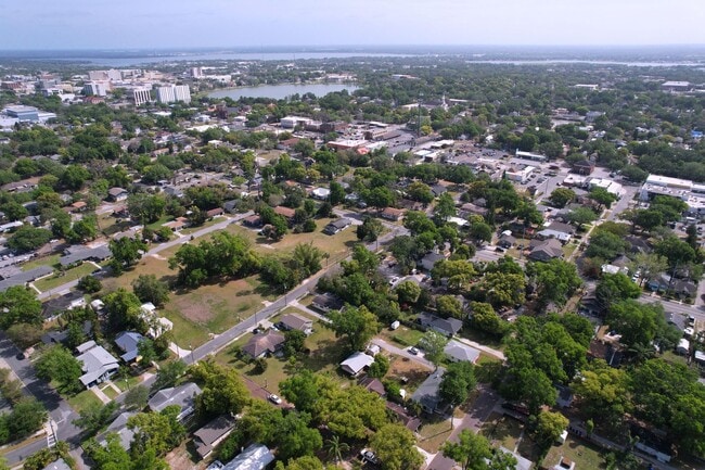 Building Photo - 1/1 in Central Lakeland with a great side ...