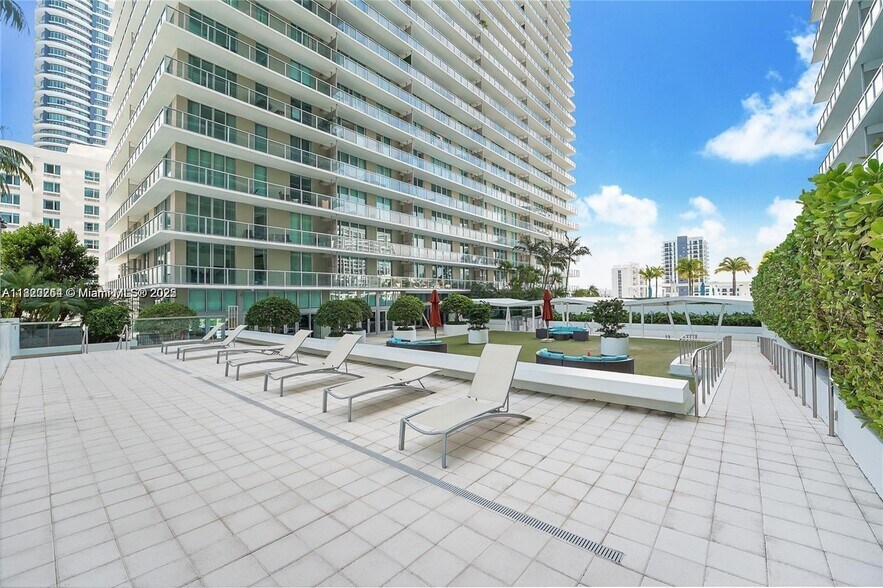 Building Photo - 1111 SW 1st Ave