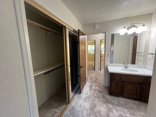 Building Photo - Single story home located in Lakewood Elementary School District!