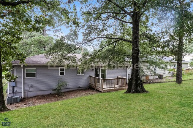 Building Photo - Welcome to your absolutely adorable, move-in ready 3 bed, 1 bath!