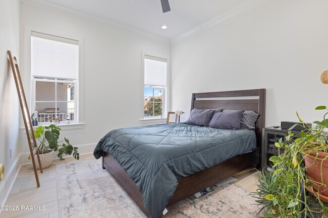 Building Photo - 1013 Camellia Blvd