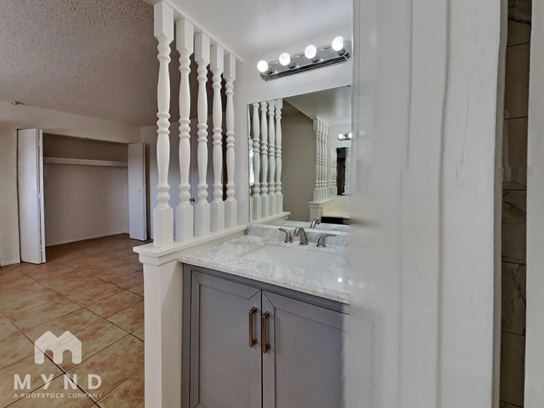 Building Photo - 7555 W Devonshire Ave