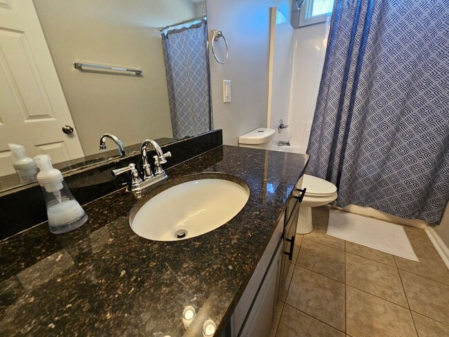 Building Photo - Nice Townhome!