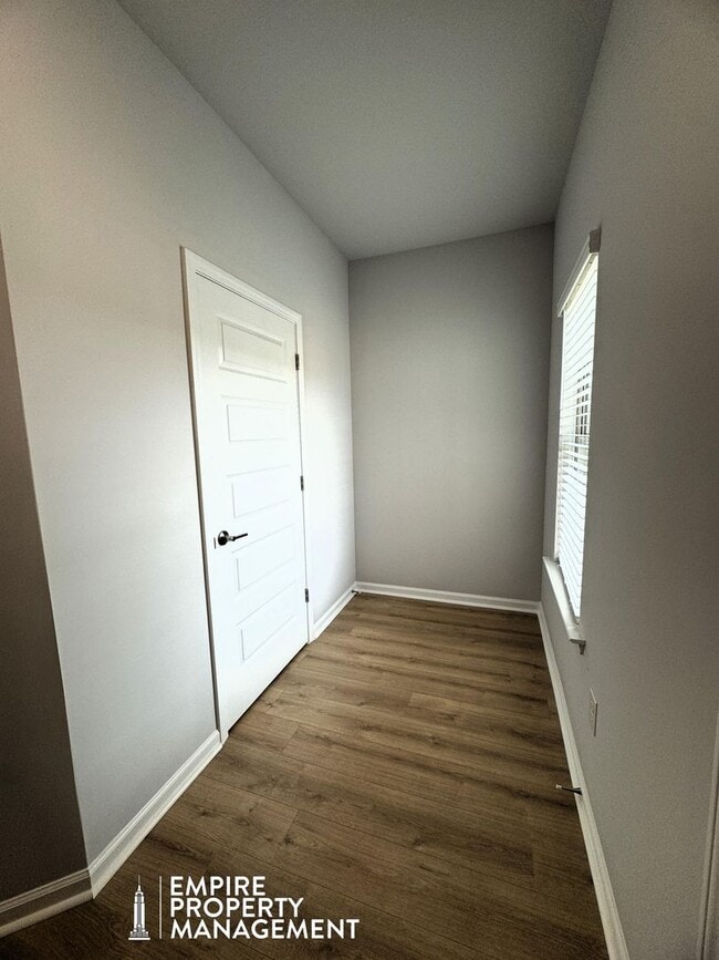 Building Photo - Move In Special: 1/2 Off 1st Month's Rent!!