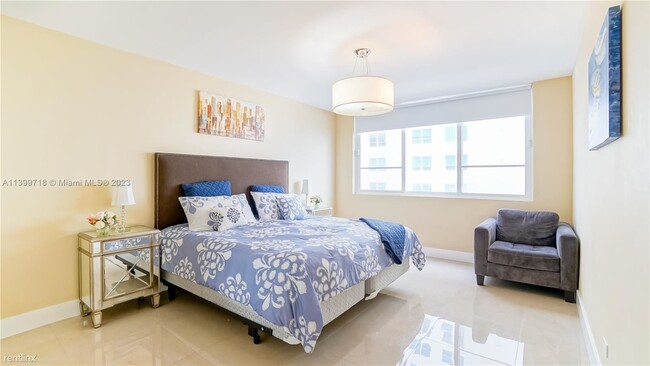 Building Photo - 2 br, 1 bath Condo - 5005 Collins Ave Apt 922