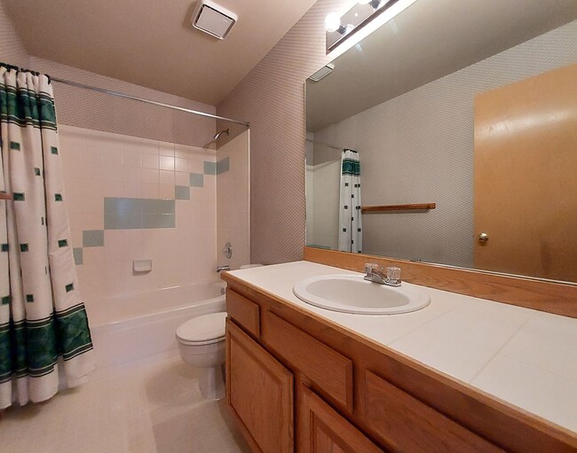Building Photo - Federal Way Rambler featuring vaulted ceil...