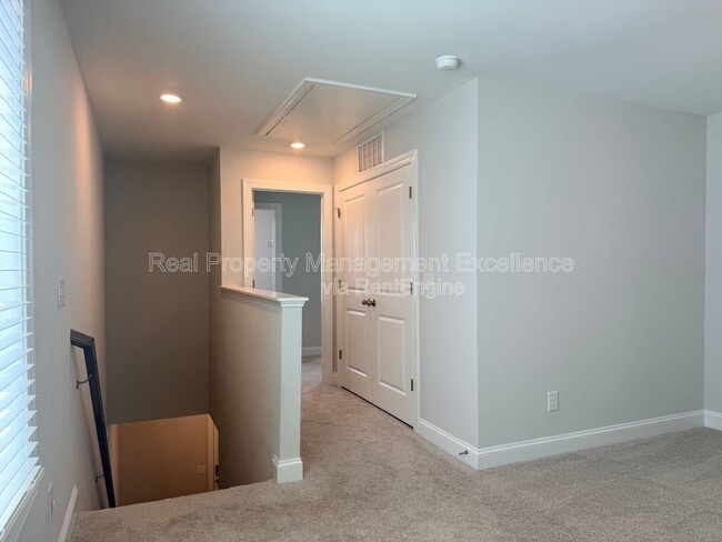 Building Photo - 540 Barrington Row Ave