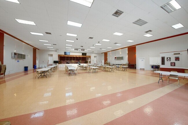 Building Photo - 2581 Garden Dr N