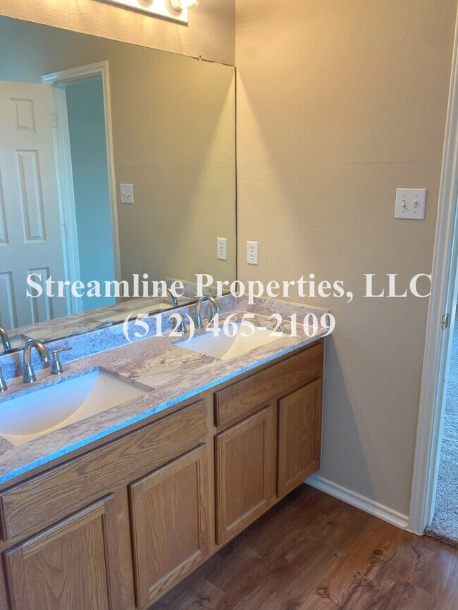 Building Photo - Beautiful 3 bedroom, 3 bathroom and study ...