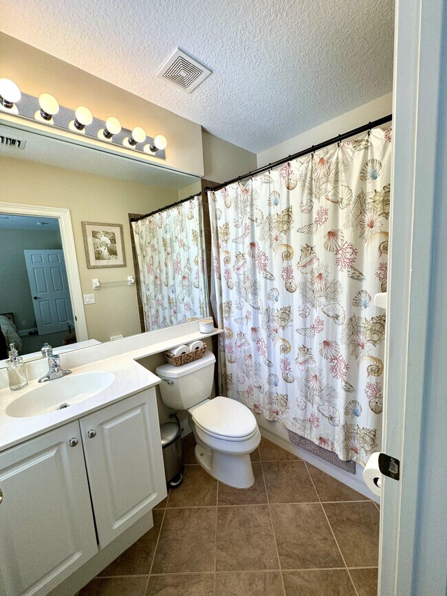 Building Photo - 4488 Hickory Dr