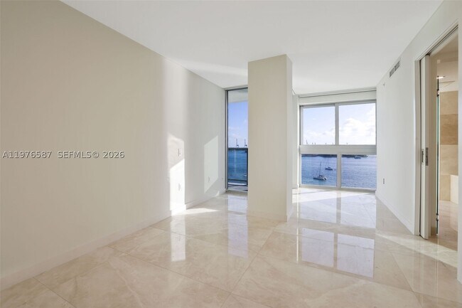 Building Photo - 1500 Bay Dr E