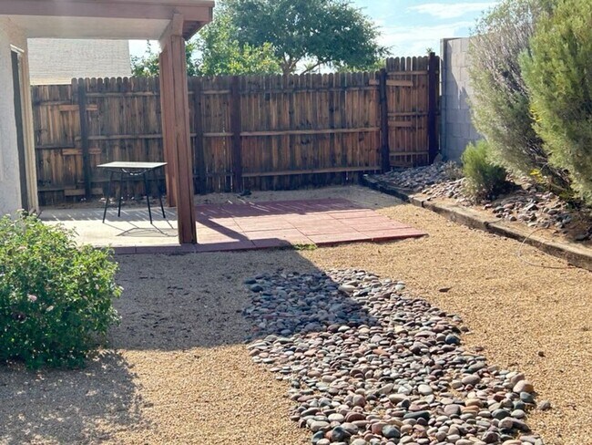 Building Photo - Georgeous 2 Bedroom / 2 Bath