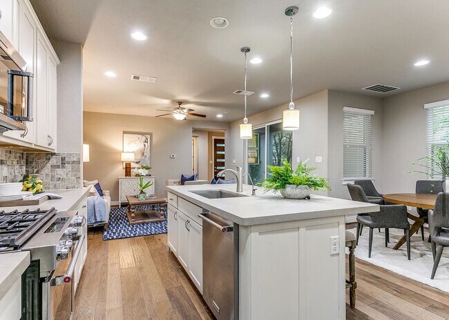 Building Photo - Townhome For Rent