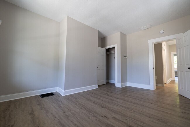Building Photo - 358 St Clair Ave