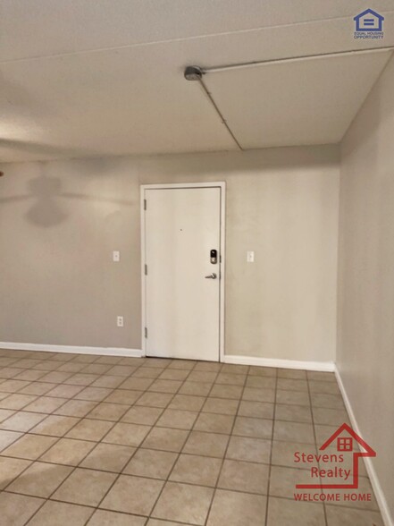 Building Photo - 915 S Seminole Dr