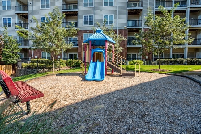 Building Photo - Beautiful 2 Bed 2 Bath Condo Beautiful Com...