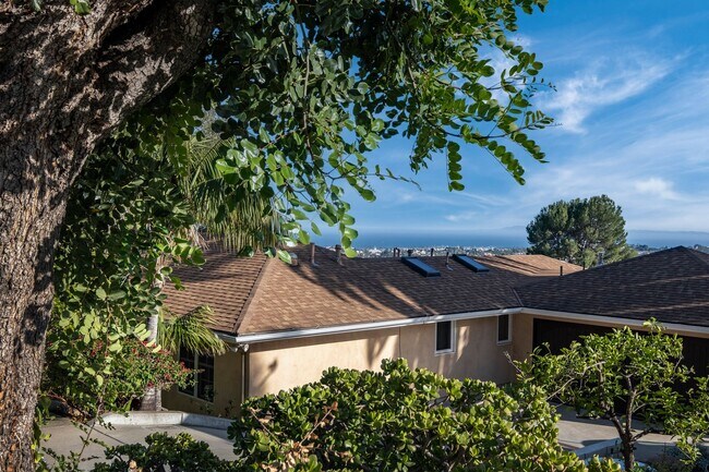 Building Photo - Beautiful 4 Bedroom 3 Bath Lower Riviera C...