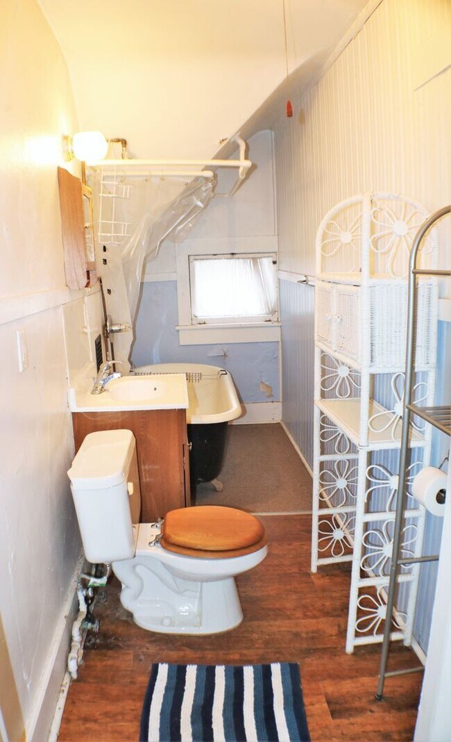 Building Photo - $900 | 1 BD RM, 1 Bath Apartment | Utiliti...