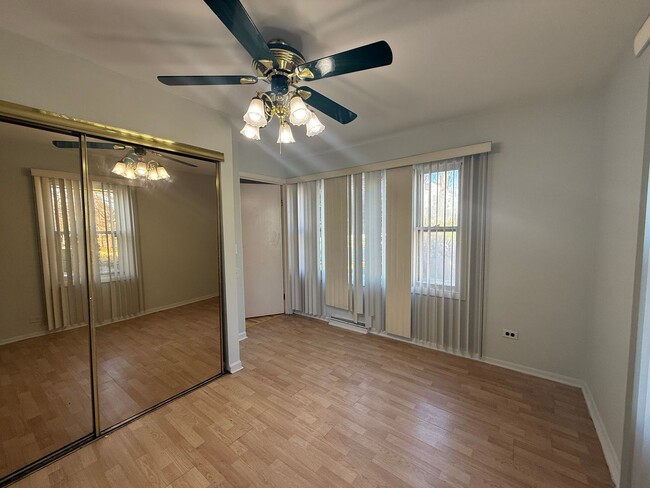 Building Photo - 2 Bedroom Unit available in Highland Park!