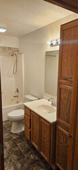 Middle Bathroom - 876 Boston Way