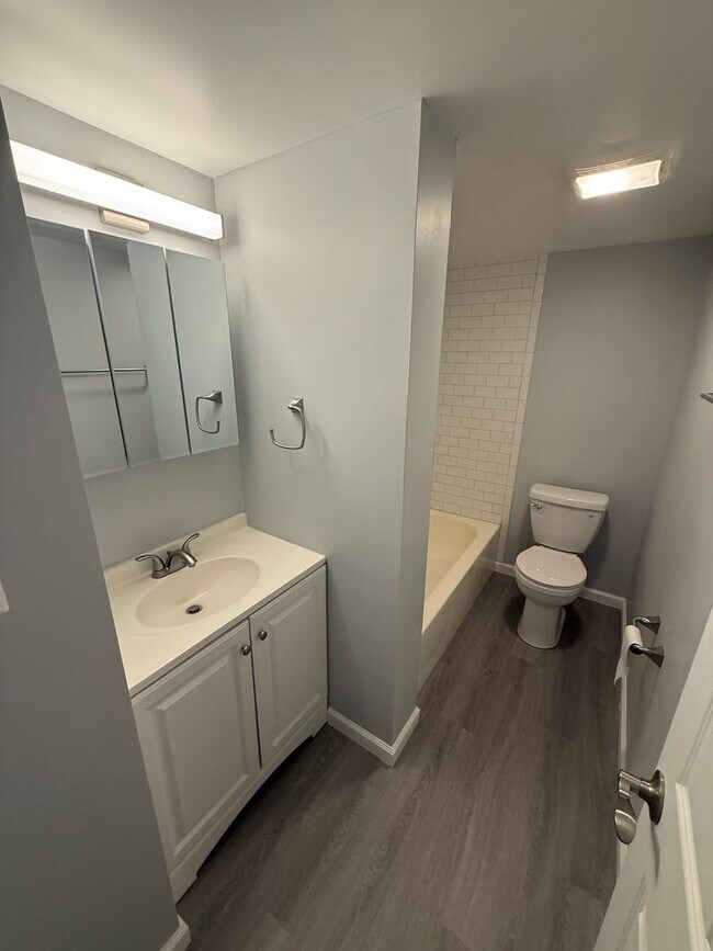 Building Photo - Renovated Condo in Quiet Community on 1st ...