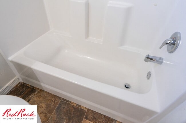 Building Photo - End Unit Fossil Hills Townhome with 3 Beds and 2.5 Baths