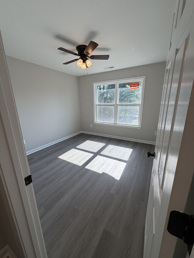 Building Photo - Pet-Friendly Charming 3-Bedroom, 2-Bath Home on Harrison Ave – Your Cozy Retreat Awaits!"