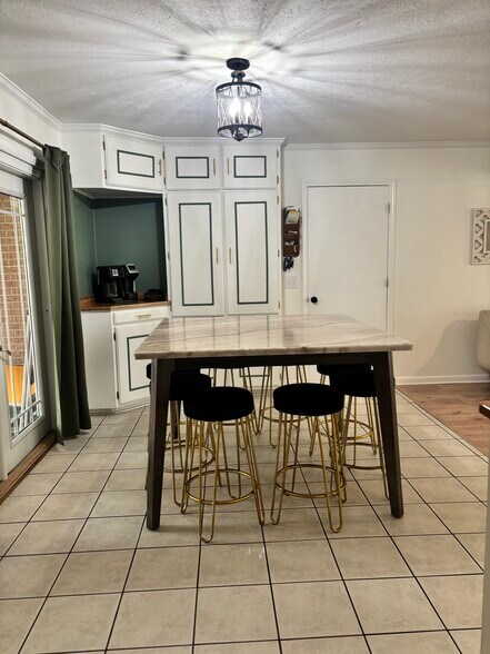 Informal Dining - 400 Colonial Dr