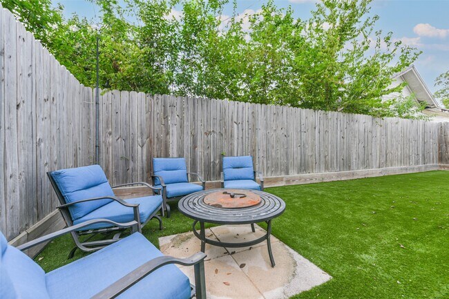 Building Photo - 213 N Hutcheson St