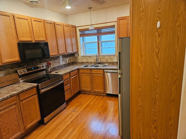 Kitchen - 803 10th Ave N