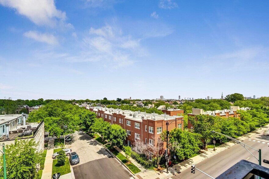 Building Photo - 1909 W Diversey Pky