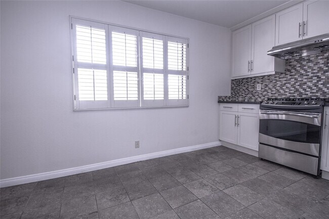 Building Photo - 848 W Huntington Dr