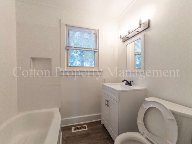 Building Photo - 417 N 13th St