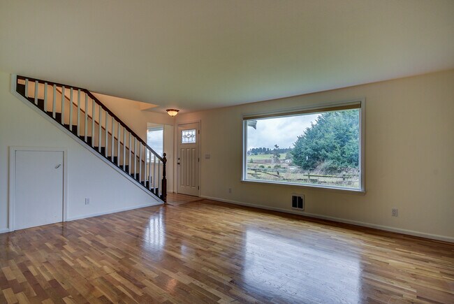 Building Photo - 4 Bedroom House in Coupeville