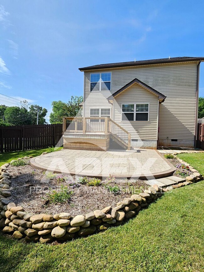 Building Photo - West Knoxville – Beautifully Upgraded - 3 ...