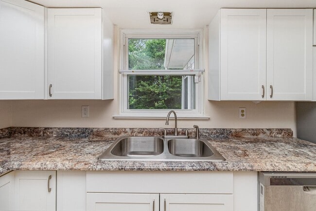 Building Photo - Coming Soon | $2,000/mo | Spacious Split-L...