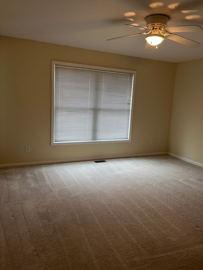 Building Photo - 492 Radcliff Dr