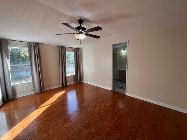 Building Photo - Newly renovated 3 Bedroom, 2 Bathroom Manu...