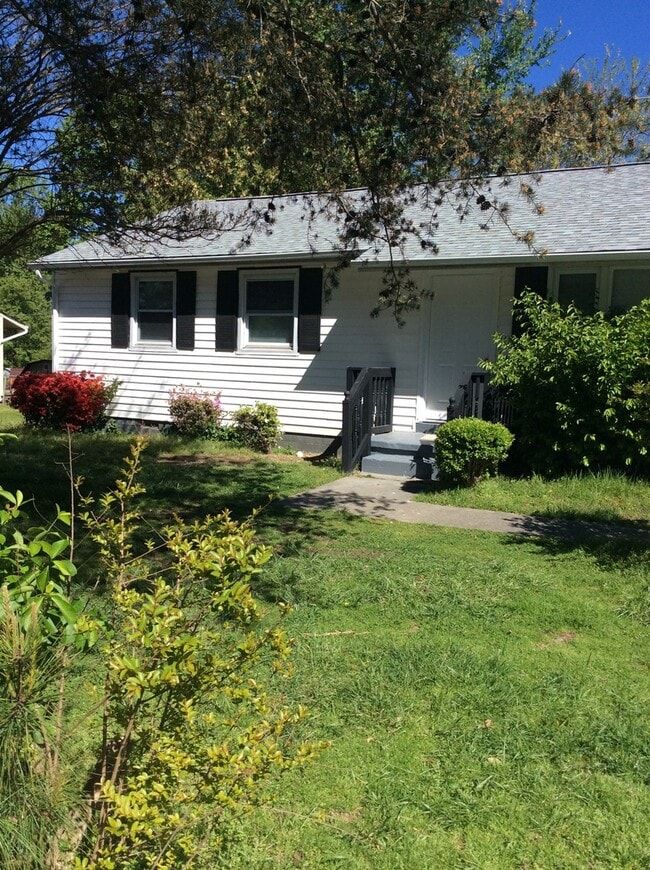 Building Photo - Nice home in a great neighborhood