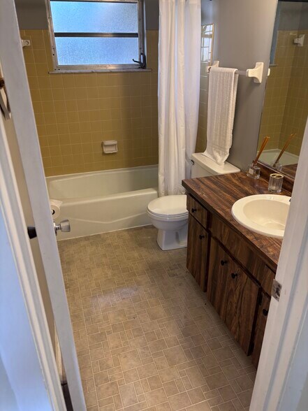 Building Photo - 5321 Foxwood Dr