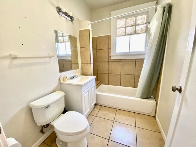 Building Photo - 1BD/1BA Uptown. Walk to Magazine St, Cherry Coffee, and Wisner Park