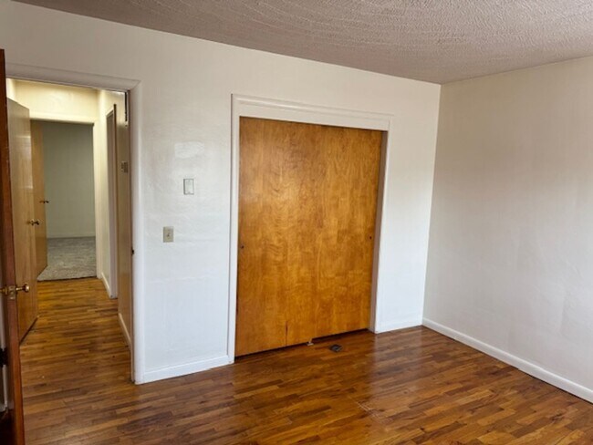 Building Photo - SINGLE LEVEL, 3 BEDROOM HOME WITH DETACHED...