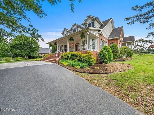 Building Photo - Luxury & Convenience!!