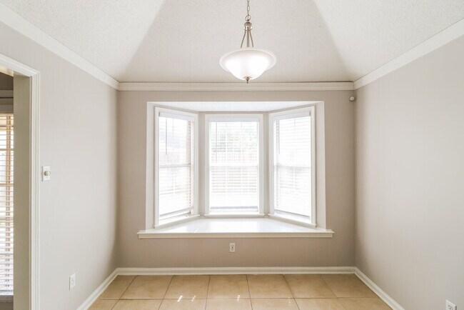 Building Photo - 10029 Woodland Grove Dr