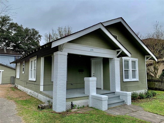 Building Photo - 226 E 25th St