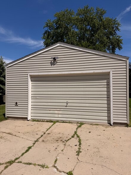 Building Photo - 637 Racine St