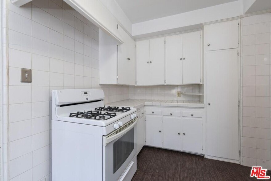 Building Photo - 3043 Hollycrest Dr