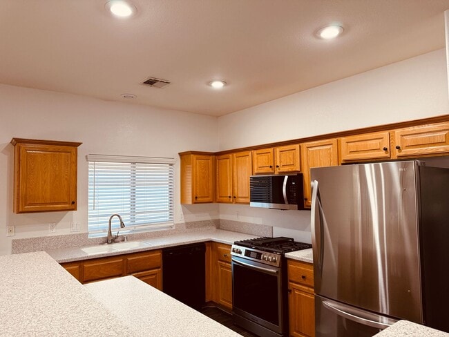 Building Photo - Stunning Gated 3 Bedroom & 2 Bath Located in Southern Highlands