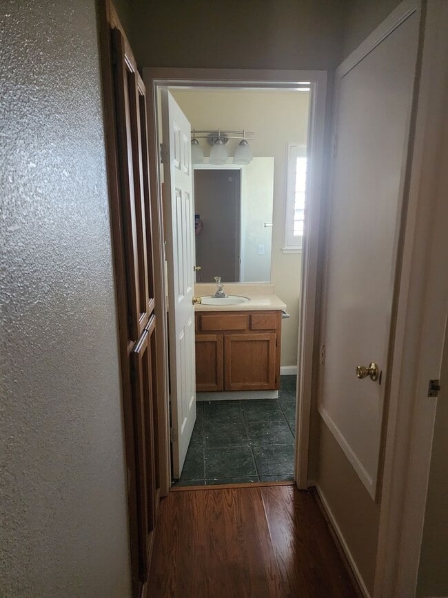 Building Photo - 3 Bedroom 2 Bath in HOA Community with Com...